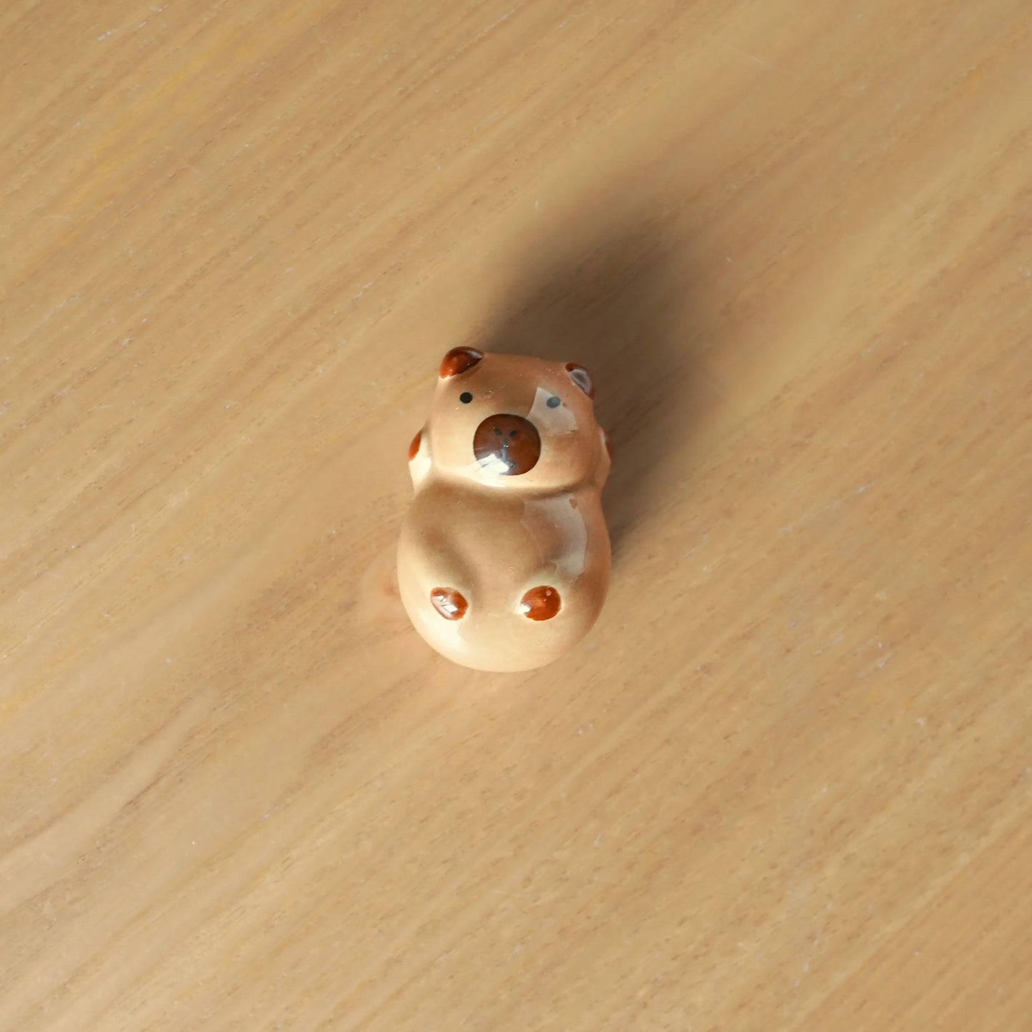 🦫 Capybara-Shaped Ceramic Utensil & Chopstick Rest
Bring a calm, cozy capybara vibe to your dining table or desk! 
