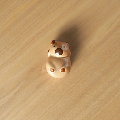 🦫 Capybara-Shaped Ceramic Utensil & Chopstick Rest
Bring a calm, cozy capybara vibe to your dining table or desk! 