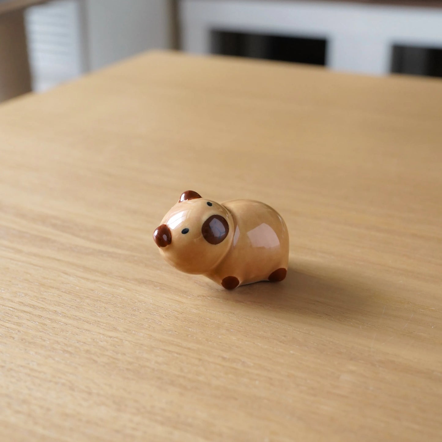 🦫 Capybara-Shaped Ceramic Utensil & Chopstick Rest
Bring a calm, cozy capybara vibe to your dining table or desk! 