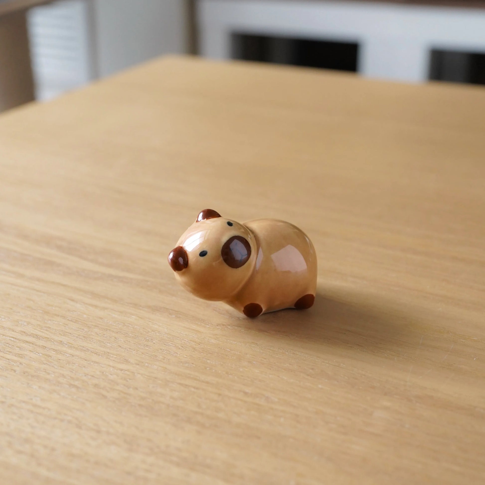 🦫 Capybara-Shaped Ceramic Utensil & Chopstick Rest
Bring a calm, cozy capybara vibe to your dining table or desk! 